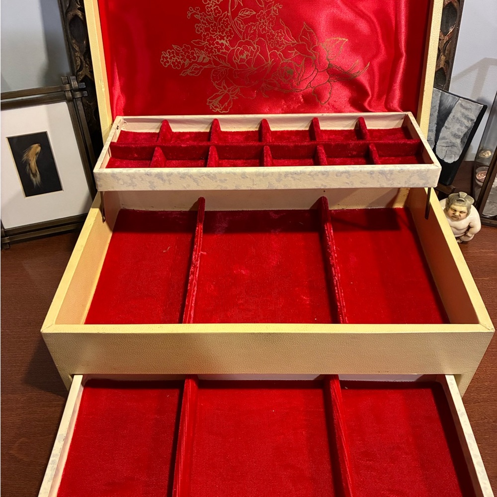 Large Vintage Jewelry Box - Picture 6 of 12